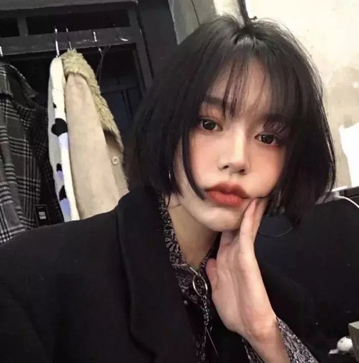 穿黑衣的女孩